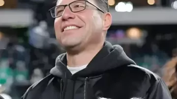 Josh Shapiro Eagles Jacket dans le gouverneur Josh Shapiro sur les Eagles jouant au Super Bowl