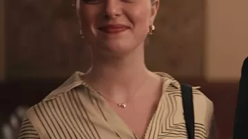 Camise à motifs Clarissa Cozzoni 2025 portée par (Clarissa Cozzoni) dans Minding Your Business