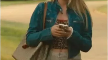 Veste en jean d’Allegra Lonsdale (Amelia May) en cerise sauvage (S01)