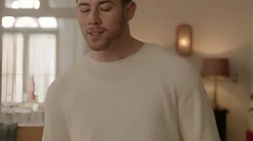 Sweat blanc porté par Nick Jonas (Nick Jonas) comme on le voit dans Noël très Jonas