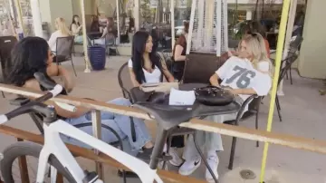 Baskets Nike blanches à plateforme portées par Miranda Mcwhorter telles que vues dans The Secret Lives of Mormon Wives (S03E04)