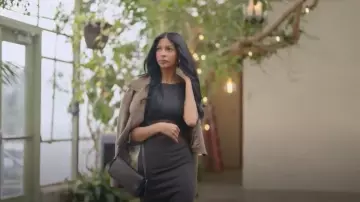 Sacoche de selle en cuir Hobo Pugtay portée par (Layla Taylor) telle que vue dans Les Vies secrètes des épouses mormones (S03E04)