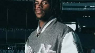Rivalidades Chaqueta Varsity que lleva Peter Thomann - genannt Pierre (Mathias Wieman) como se ve en Patriots
