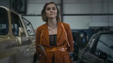 Haut en maille en maille sans bretelles Celandine porté par Grace (McKenna Quigley Harrington) tel que vu dans Tulsa King (S03E06)