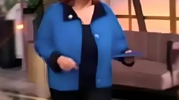 Veste réversible portée par Joy Behar (co-animatrice en soi) dans The View 2025