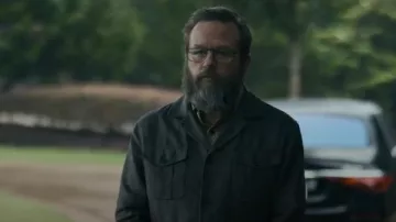 Chemise à boutons à l’avant Karl Lagerfeld Paris portée par Lawrence 'Bodhi' Geigerman (Martin Starr) telle que vue dans Tulsa King (S03E08)