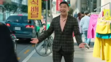 Scotch & Soda Pantalon taillé Irving porté par Nicholas (Joel Kim Booster) tel que vu dans Loot (S03E07)
