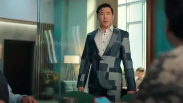 Veste de costume Tailor Torsadée en patch en jean portée par Nicholas (Joel Kim Booster) telle que vue dans Loot (S03E07)