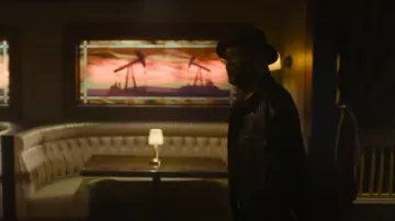 Chaqueta panelada de Tom Ford que lleva Lee (Samuel L Jackson) como se ve en Tulsa King (S03E09)