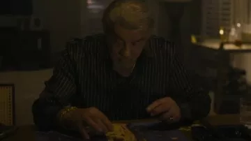 Chemise habillée en soie rayée Saint Laurent portée par Dwight « Le Général » Manfredi (Sylvester Stallone) telle que vue dans Tulsa King (S03E09)