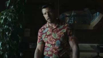 Polo Polo Ralph Lauren en jersey floral porté par Cole Dunmire (Beau Knapp) tel que vu dans Tulsa King (S03E09)