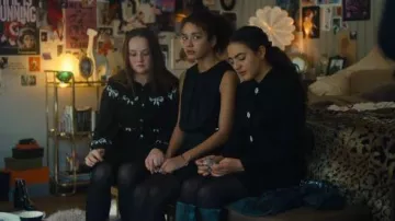 Cardigan Marabell Kimchi Bleu Noir porté par Jocasta (Isabelle Allen) tel que vu dans Wild Cherry (S01E05)