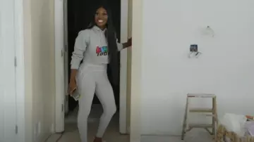 Sweat à capuche courte Happy Eddie Freestyle porté par Wendy Osefo tel que vu dans The Real Housewives of Potomac (S10E07)