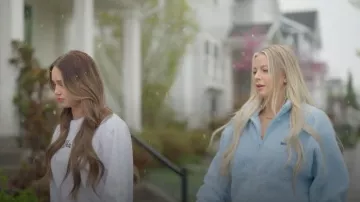 Chaqueta americana vintage de forro polar azul claro llevada por Mayci Neeley como se ve en Las vidas secretas de las esposas mormonas (S03E05)