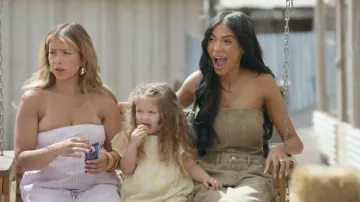 Camiseta rosa de rayas de rayas Amantes + Amigos usada por Jen Affleck, como se ve en Las vidas secretas de las esposas mormonas (S03E05)