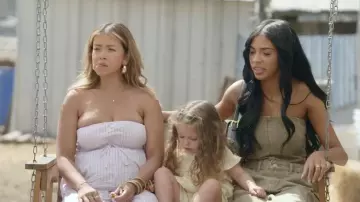 Amoureux + Pantalon à rayures roses d’amis. porté par Jen Affleck tel que vu dans The Secret Lives of Mormon Wives (S03E05)