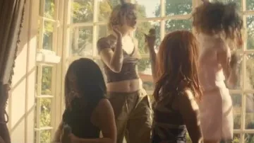 Camiseta de estampado de leopardo de los años 90 de Daisy Street llevada por Iris (Catriona Chandler) como se ve en Wild Cherry (S01E05)