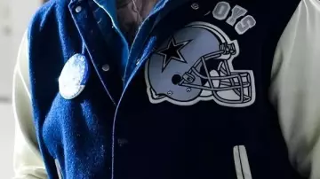 Spectacle de la mi-temps Veste des Dallas Cowboys portée par Post Malone à Post Malone pour se produire lors du spectacle de la mi-temps de Thanksgiving des Cowboys