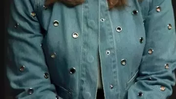 Veste en jean ornée d’œillets portée par Lia (Abby Elliott) dans All Her Fault