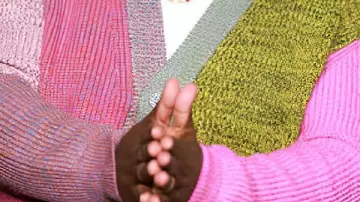 Cardigan noir de couleur porté par (Eddie Marsan) dans Being Eddie