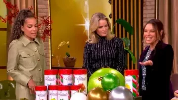 Traje de terciopelo liso Barbara Bui Plum Jacke llevado por Gretta Monahan tal y como se ve en The View el 17 de noviembre de 2025