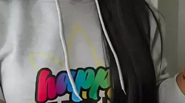 Sweat à capuche Happy Eddie porté par Self (Wendy Osefo) dans Les Vraies Femmes au Foyer du Potomac