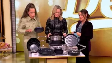 Pantalones de terciopelo ciruela acampanados de Barbara Bui usados por Gretta Monahan, tal como se ve en The View el 17 de noviembre de 2025