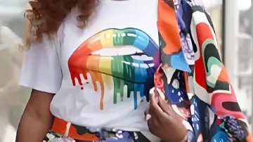 Lip Graphic Top porté par Self (Wendy Osefo) dans The Real Housewives of Potomac