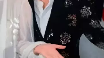 Bennett Snowflake Black Blazer usado por Self - Presentador (Jonathan Bennett) en Buscando al Sr. Navidad