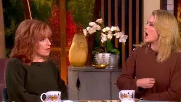 Everlane Le haut à col bateau en coton quotidien porté par Joy Behar tel que vu dans The View le 18 novembre 2025