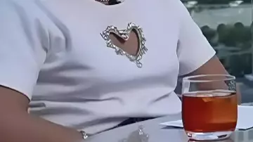 Haut découpé en forme de cœur porté par (Emily Orozco) dans Access Hollywood