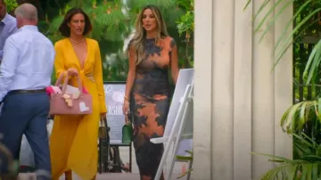 Robe Maxi à manches transparentes imprimées Boohoo portée par Alex Hall, telle que vue dans Selling The OC (S04E07)
