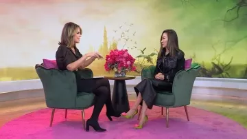 Zapatos de satén rosa Roger Vivier Epine usados por Michelle Yeoh tal como se ve en Today el 17 de noviembre de 2025
