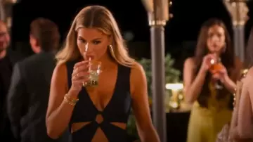 Robe Maxi sans manches Josetta Love by Design, portée par Fiona Belle, telle que vue dans Selling The OC (S04E08)