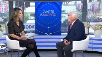 Monture : Le haut Gillian pied-de-poule en soie porté par Savannah Guthrie tel que vu dans Today le 17 novembre 2025