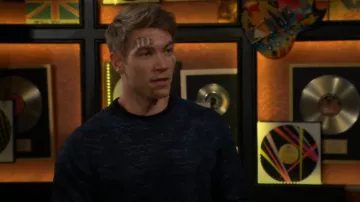 Jersey de Robert Barakett Ellis que lleva Noah Newman (Lucas Adams) como se ve en El joven y los inquietos el 14 de noviembre de 2025