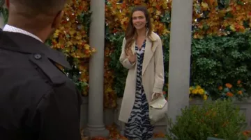 Diane von Furstenberg Vestido largo de cárdigan de Venecia en Palace Tiger Estampado por Victoria Newman (Amelia Heinle) como se ve en The Young and the Restless el 14 de noviembre de 2025
