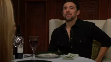 Chemise en jean noire de Billy Reid Shoals portée par Cane Ashby (Billy Flynn) telle que vue dans The Young and the Restless le 14 novembre 2025