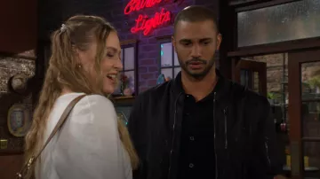 Chaqueta de vuelo Sutter de John Varvatos llevada por Holden Novak (Nathan Owens) como se ve en The Young and the Restless el 17 de noviembre de 2025