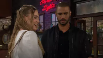 Veste de vol John Varvatos Sutter portée par Holden Novak (Nathan Owens) telle que vue dans Les Jeunes et les Inquiets le 17 novembre 2025