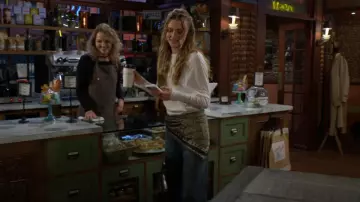 Pull Simkhai Lavina en ivoire porté par Claire Grace (Hayley Erin) tel que vu dans The Young and the Restless le 17 novembre 2025