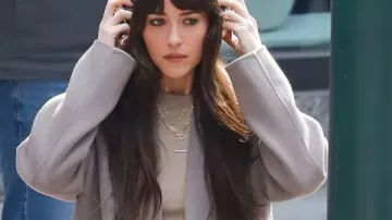 Dakota Johnson Verity 2026 Wool Coat in Verity, película en progreso ????????