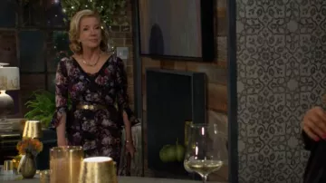 Chiara Boni La Petite Robe Vestido Triana en azul renacentista usado por Nikki Reed Newman (Melody Thomas-Scott) como se ve en The Young and the Restless el 17 de noviembre de 2025