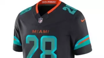 Camiseta de rivalidad Devon Achane 2025 Dolphins en Cómo elegir la talla adecuada de camiseta NFL (Edición Nike)