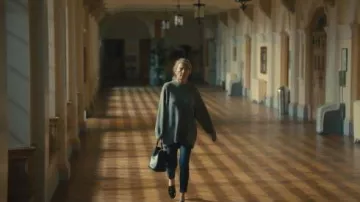 Céline Louise Medium Bucket porté par Juliet (Eve Best) tel que vu dans Wild Cherry (S01E05)