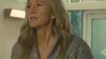 Veste Juliet Lonsdale 2025 Wild Cherry portée par Juliet (Eve Best) telle que vue dans Wild Cherry (S01E05)