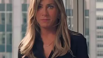 Le Morning Show S4 Alex Levy Chemisier noir porté par Alex Levy (Jennifer Aniston) tel que vu dans The Morning Show (S04E10)