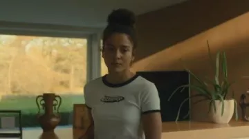 T-shirt imprimé graphique Ambush porté par Grace (Imogen Faires) tel que vu dans Wild Cherry (S01E05)