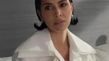 All’s Fair Kim Kardashian White Safari Jacket portée par Allura Grant (Kim Kardashian) telle que vue dans All’s Fair (S01)