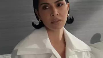 All’s Fair Kim Kardashian White Safari Jacket portée par Allura Grant (Kim Kardashian) telle que vue dans All’s Fair (S01)